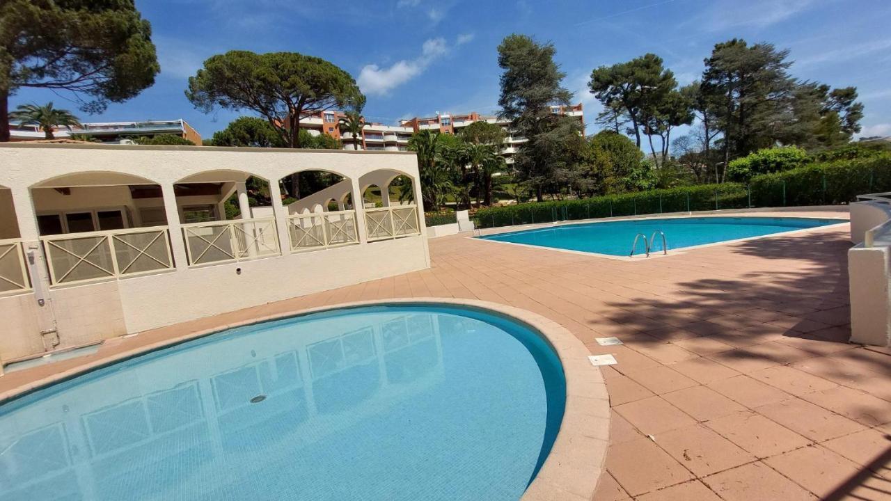 Charmant Appartement Residentiel Avec Terrasse, Jardin Privatif Et Piscine A Cannes Luaran gambar