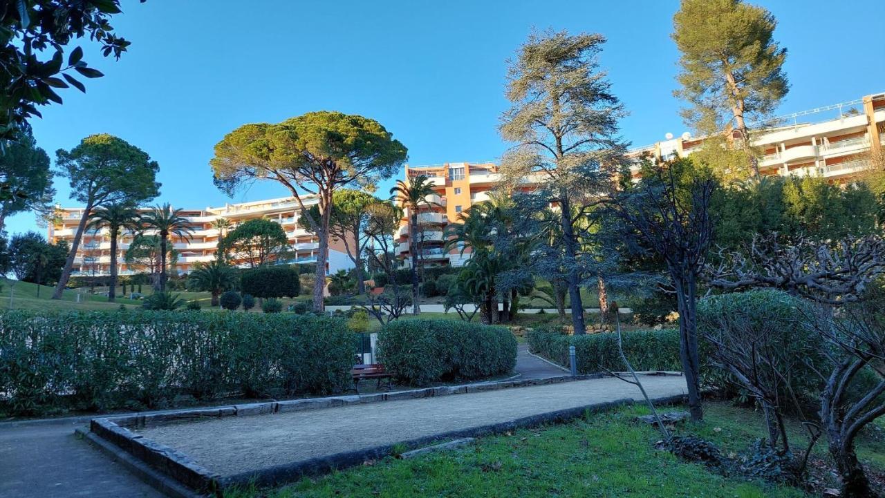 Charmant Appartement Residentiel Avec Terrasse, Jardin Privatif Et Piscine A Cannes Luaran gambar
