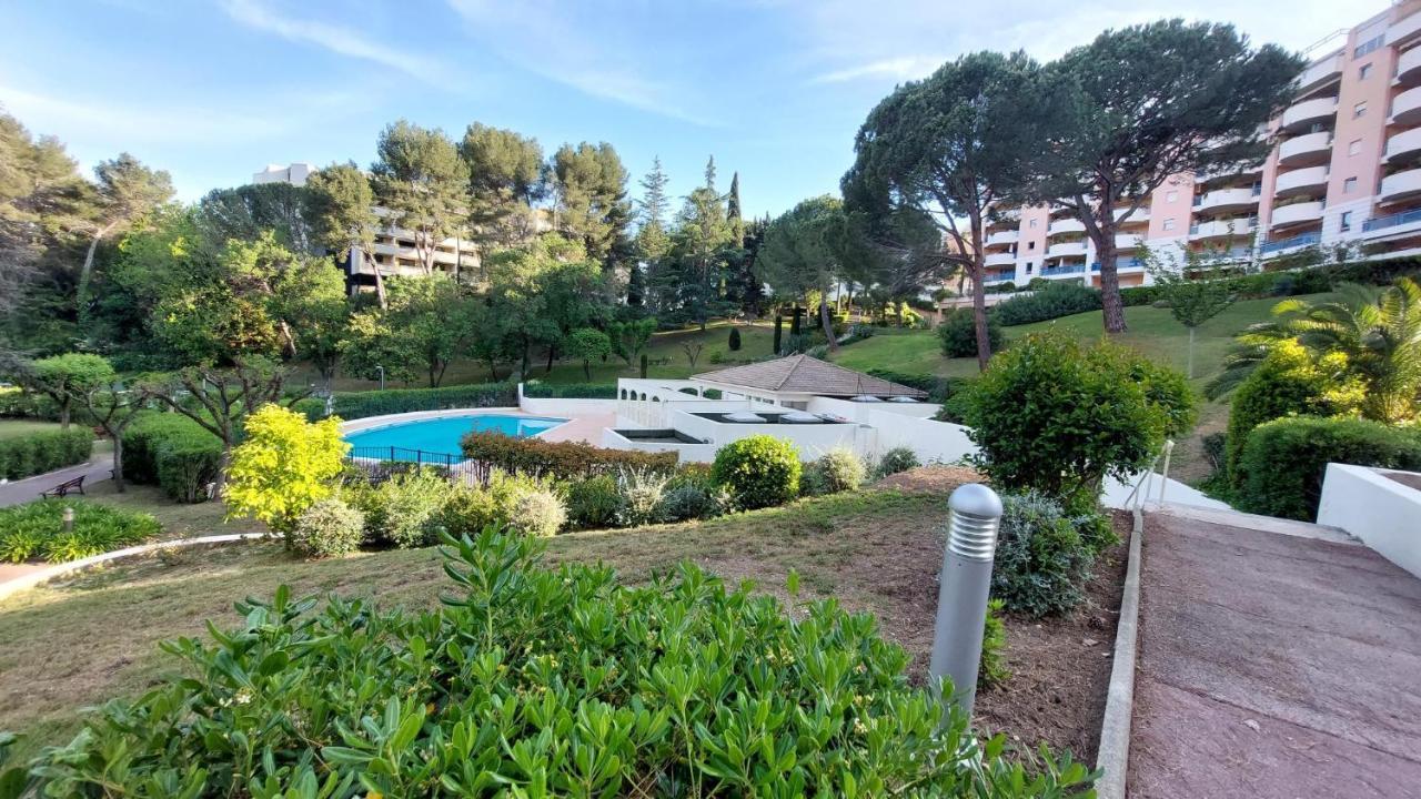 Charmant Appartement Residentiel Avec Terrasse, Jardin Privatif Et Piscine A Cannes Luaran gambar