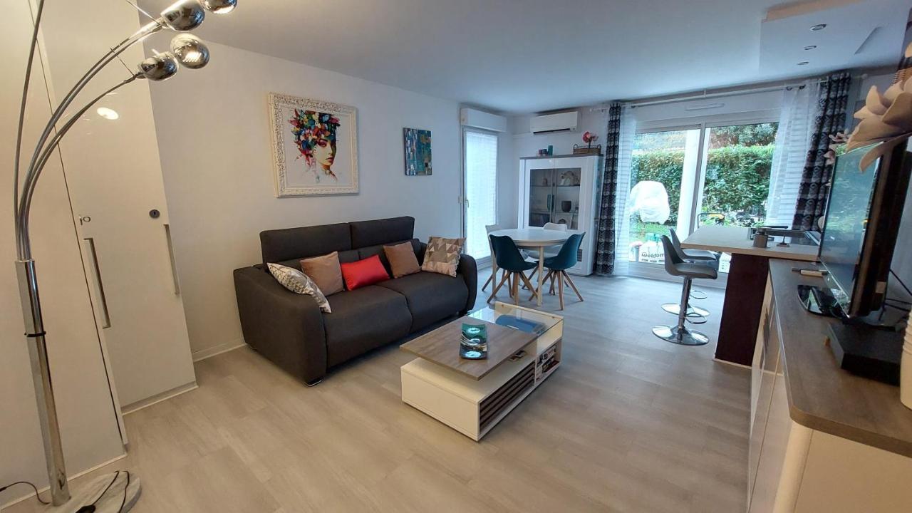 Charmant Appartement Residentiel Avec Terrasse, Jardin Privatif Et Piscine A Cannes Luaran gambar