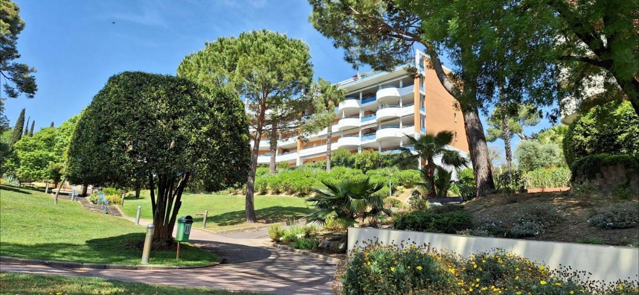 Charmant Appartement Residentiel Avec Terrasse, Jardin Privatif Et Piscine A Cannes Luaran gambar