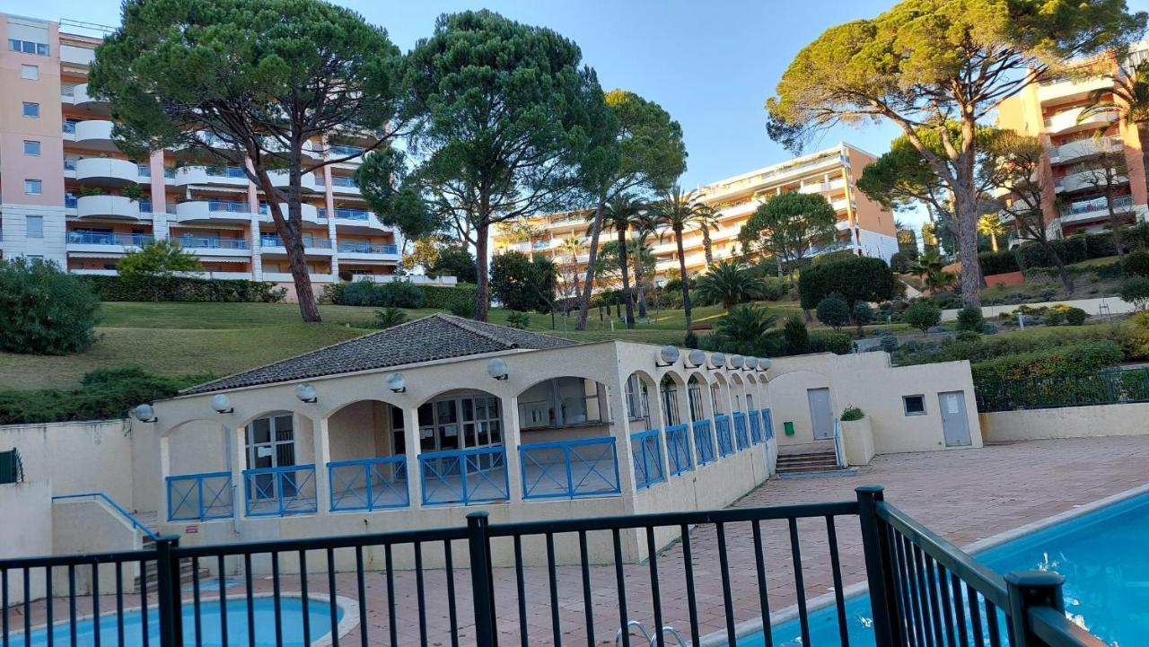 Charmant Appartement Residentiel Avec Terrasse, Jardin Privatif Et Piscine A Cannes Luaran gambar