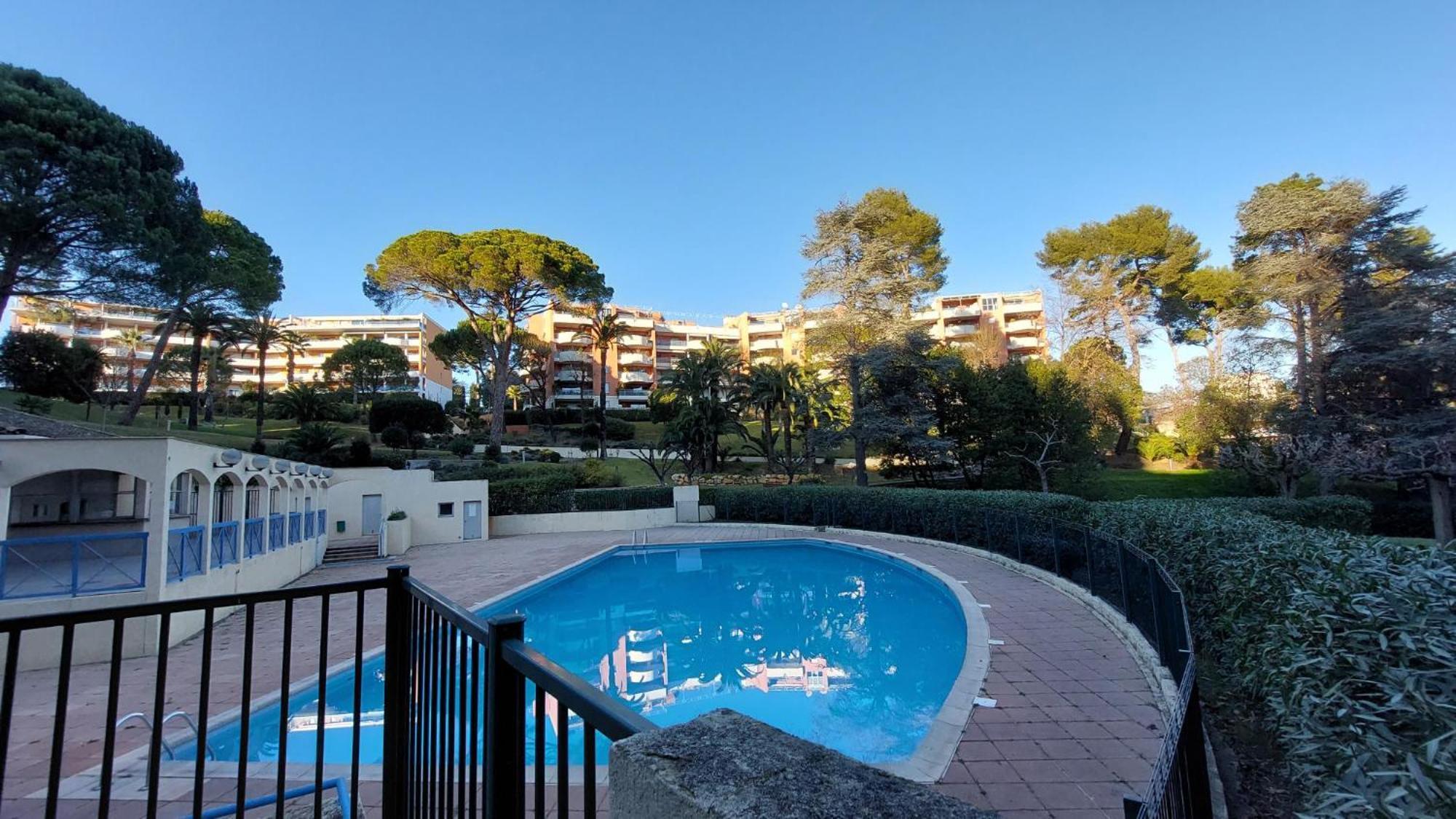 Charmant Appartement Residentiel Avec Terrasse, Jardin Privatif Et Piscine A Cannes Luaran gambar