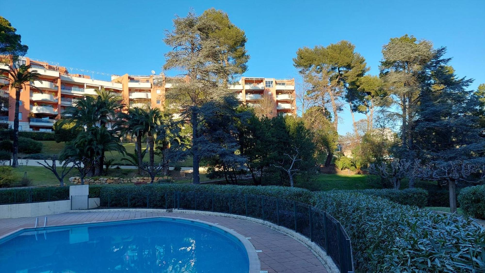Charmant Appartement Residentiel Avec Terrasse, Jardin Privatif Et Piscine A Cannes Luaran gambar