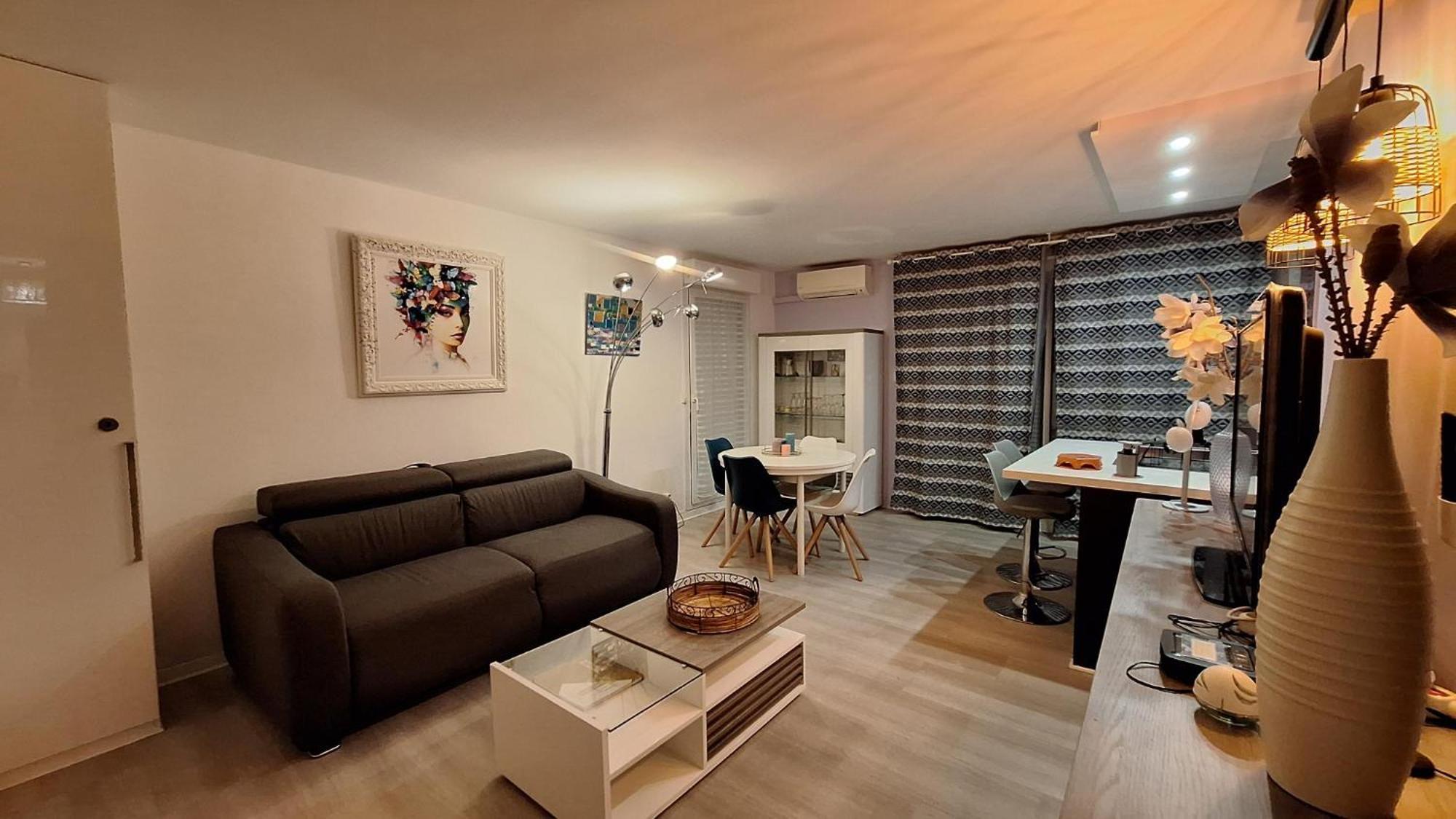 Charmant Appartement Residentiel Avec Terrasse, Jardin Privatif Et Piscine A Cannes Luaran gambar